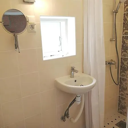 Aia Guest Apartment